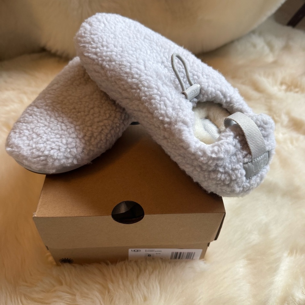 NW/out T 🆕 UGG Comfy Cozy Plushy Slipper in Glacier Gray - Size 6